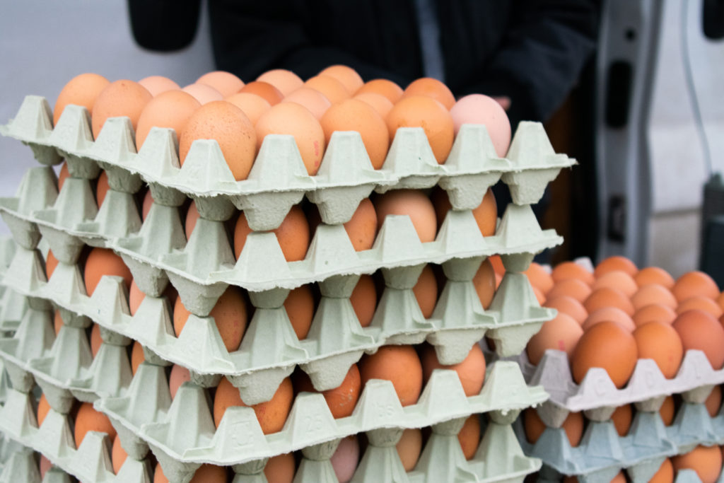 Eieren op de boerenmarkt, foto Eric Hulsens
